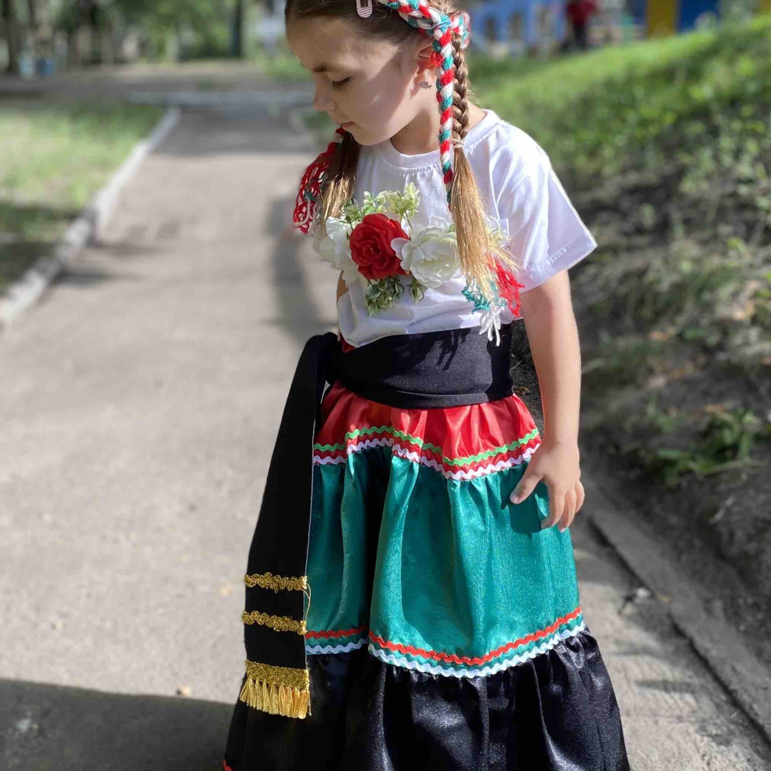 Мексиканський національний костюм для дівчинки