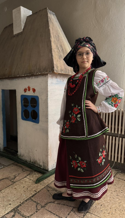Українка Анна, український національний костюм