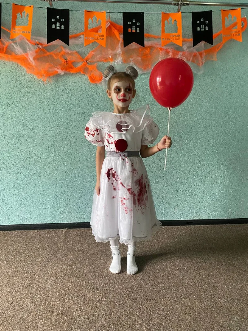 Carnival costume zombie girl, white clown from \"it\"