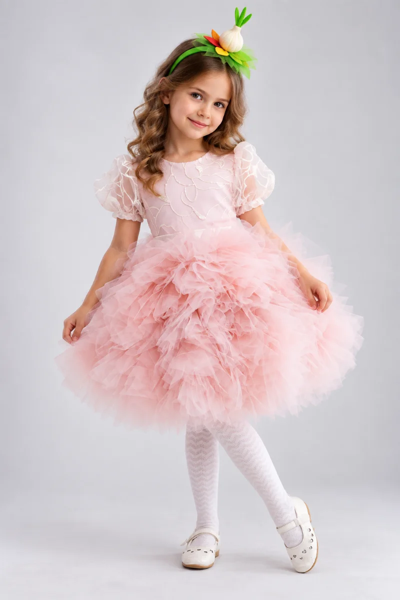 Garlic costume for a girl